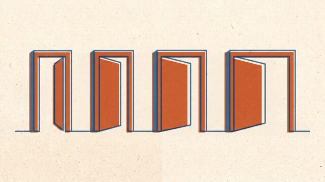 幅の異なる4つの戸口が横に並び、それぞれ少しだけ開いているイラスト